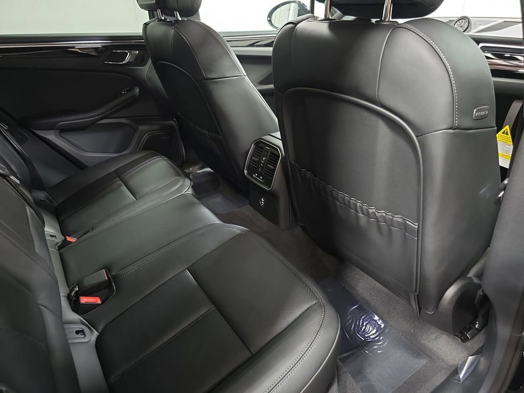 Certified 2025 Porsche Macan image 25