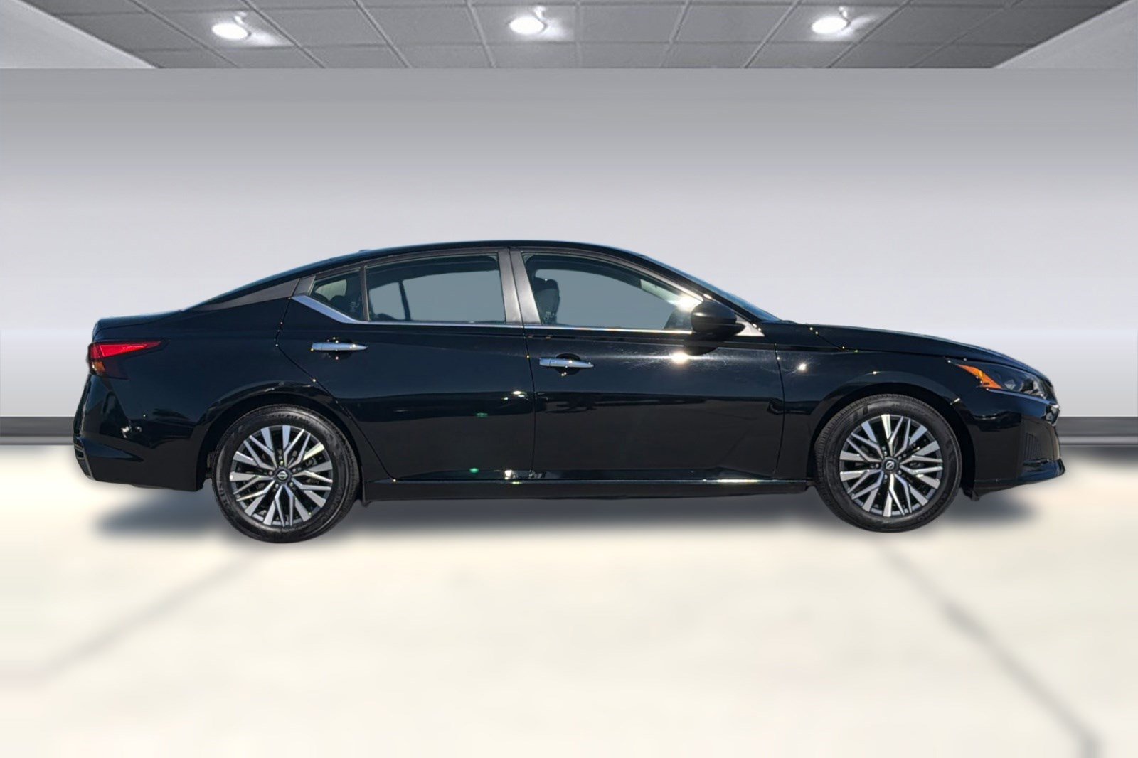 Used 2025 Nissan Altima 2.5 SV image 2