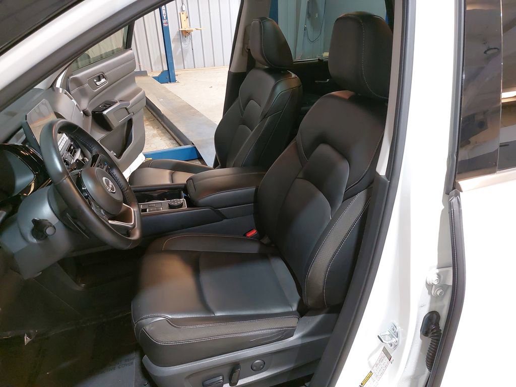 Used 2023 Nissan Pathfinder SL w/ SL Premium Package image 16