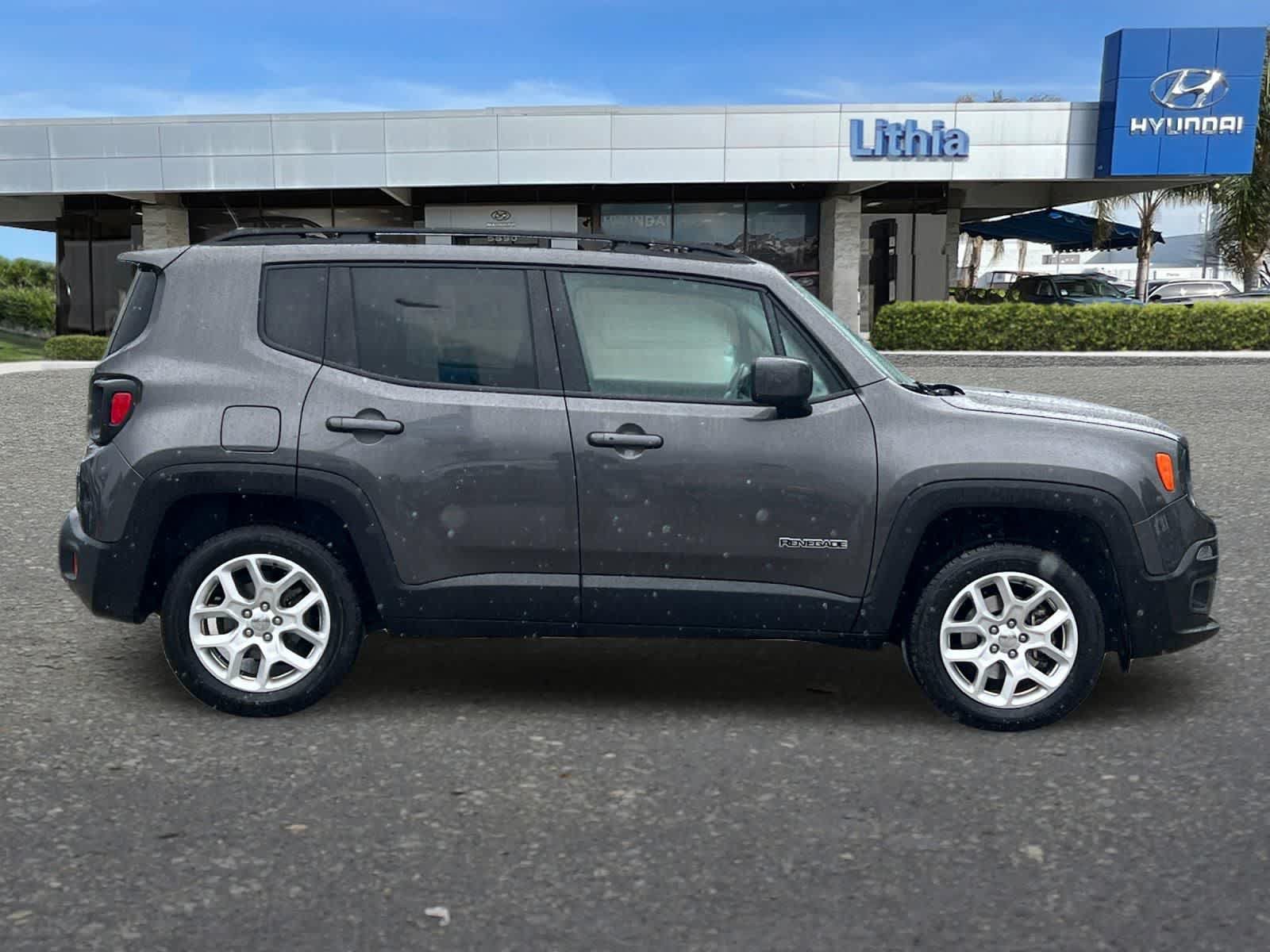 Used 2017 Jeep Renegade Latitude w/ Popular Equipment Group AWD/4WD image 9