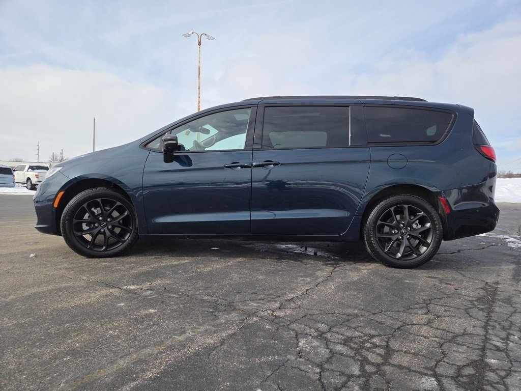 Used 2023 Chrysler Pacifica Limited w/ Uconnect Theater Family Group image 23