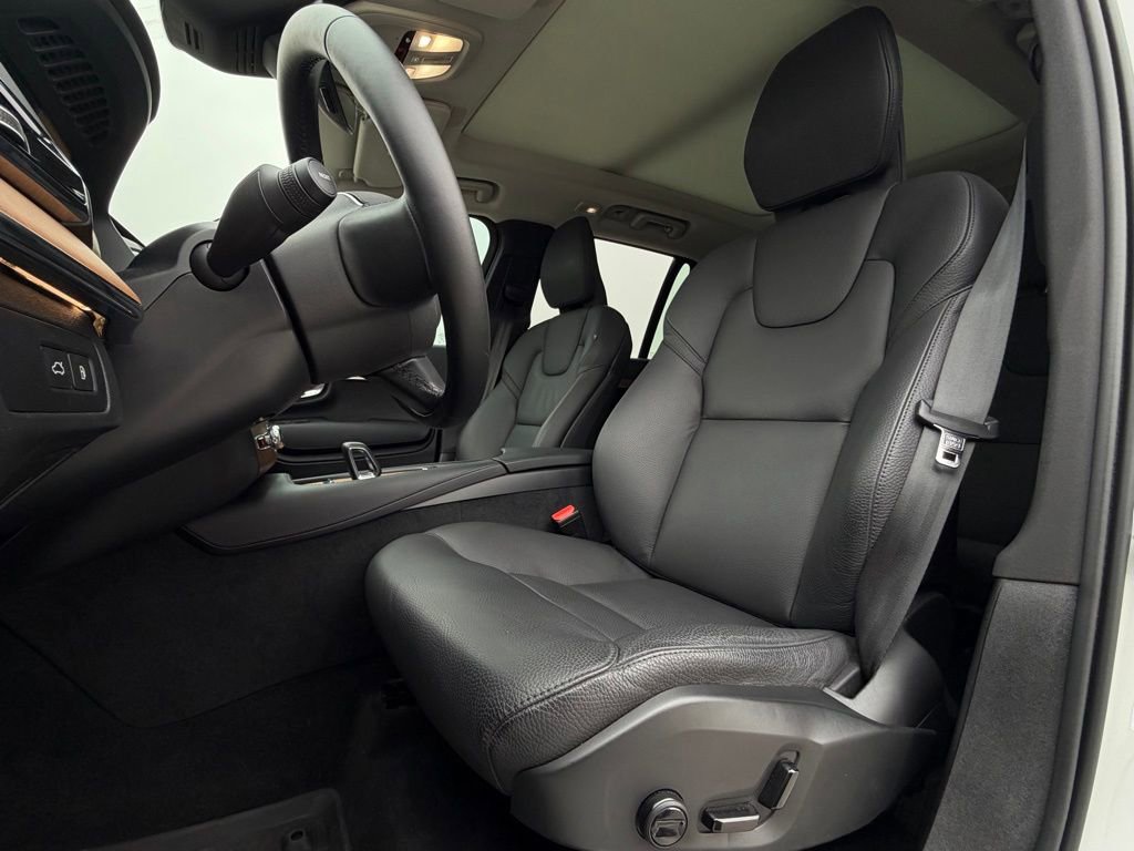 Used 2025 Volvo XC90 T8 Plus w/ Protection Package Premier image 6