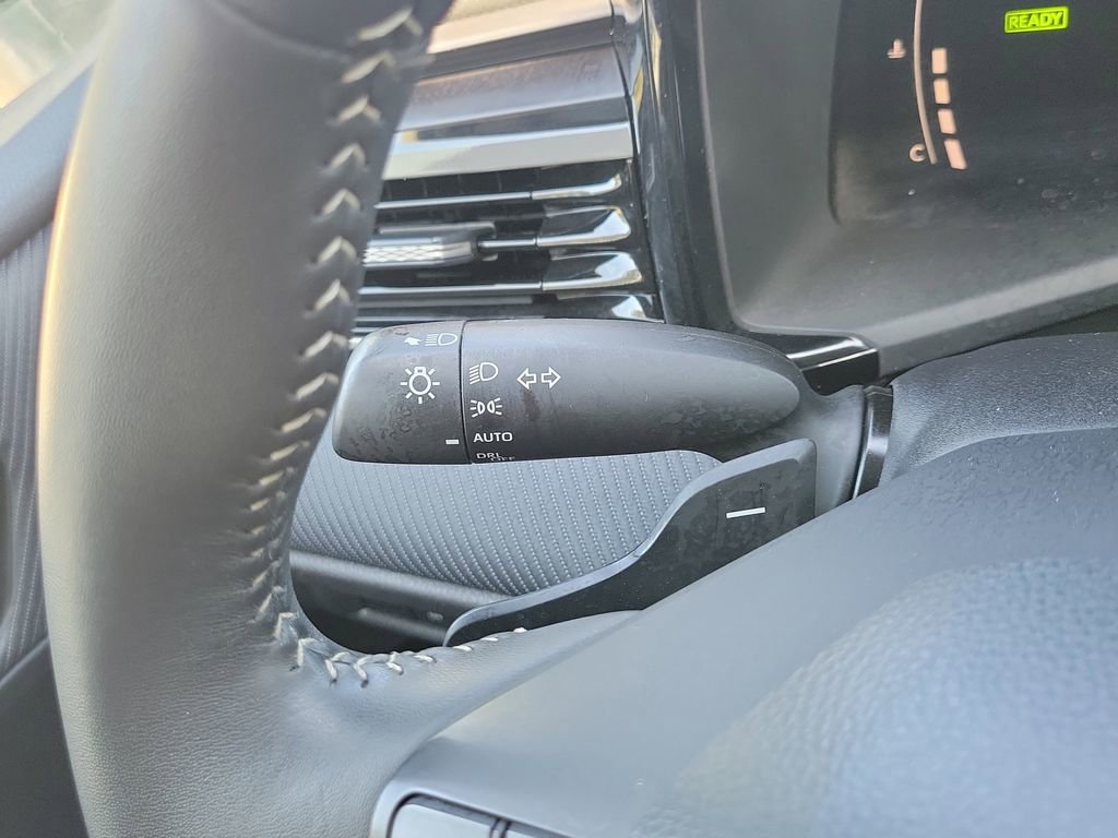 Used 2025 Toyota Camry SE image 21