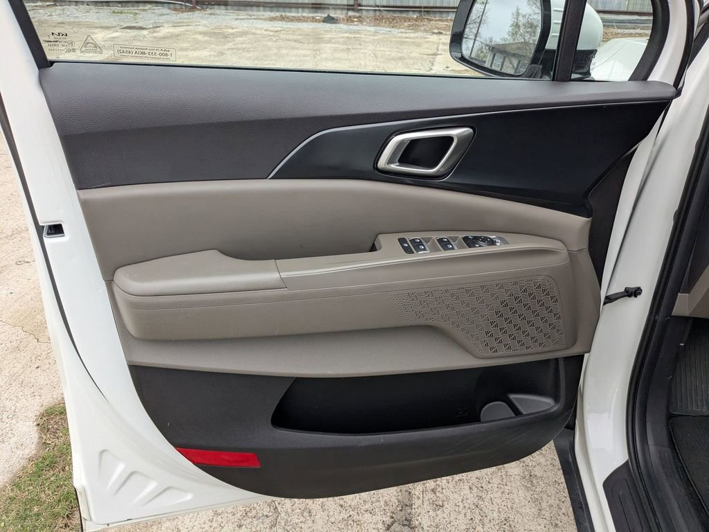 Used 2025 Kia Carnival image 11