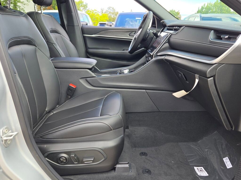 New 2025 Jeep Grand Cherokee Limited w/ MOPAR Finishing Package image 7