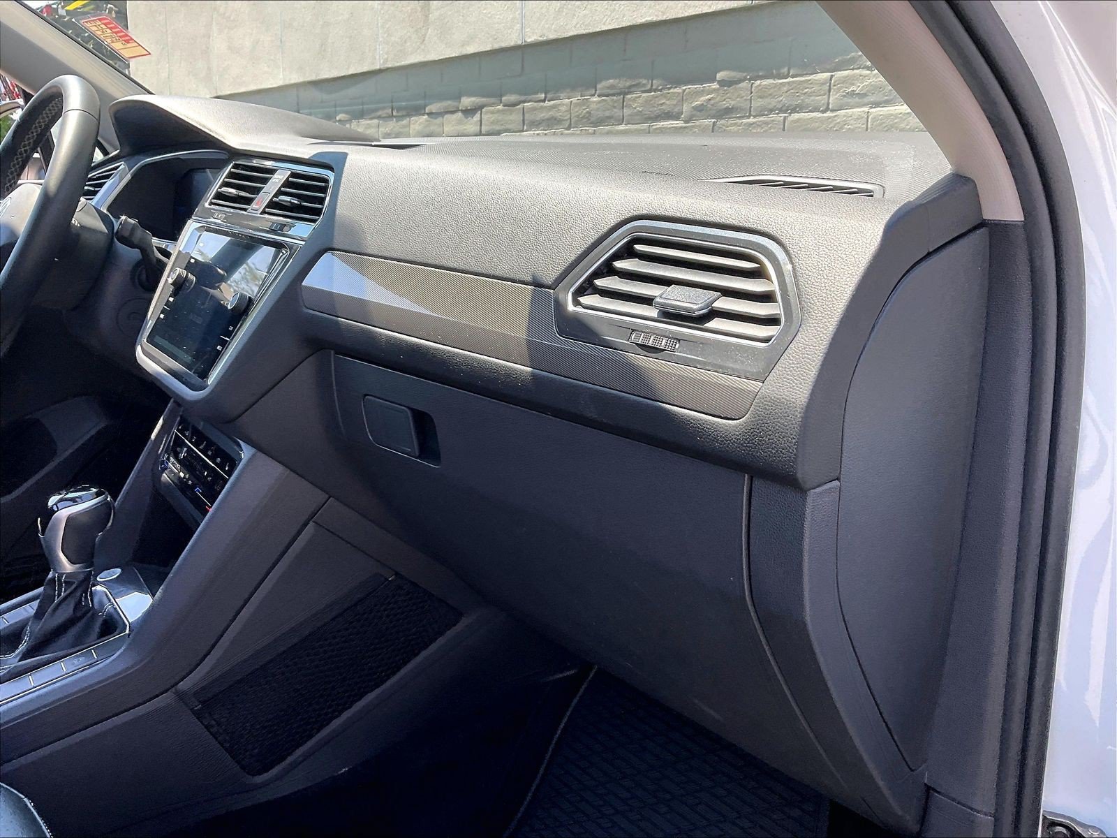 Certified 2022 Volkswagen Tiguan SE w/ Panoramic Sunroof Package AWD/4WD image 16