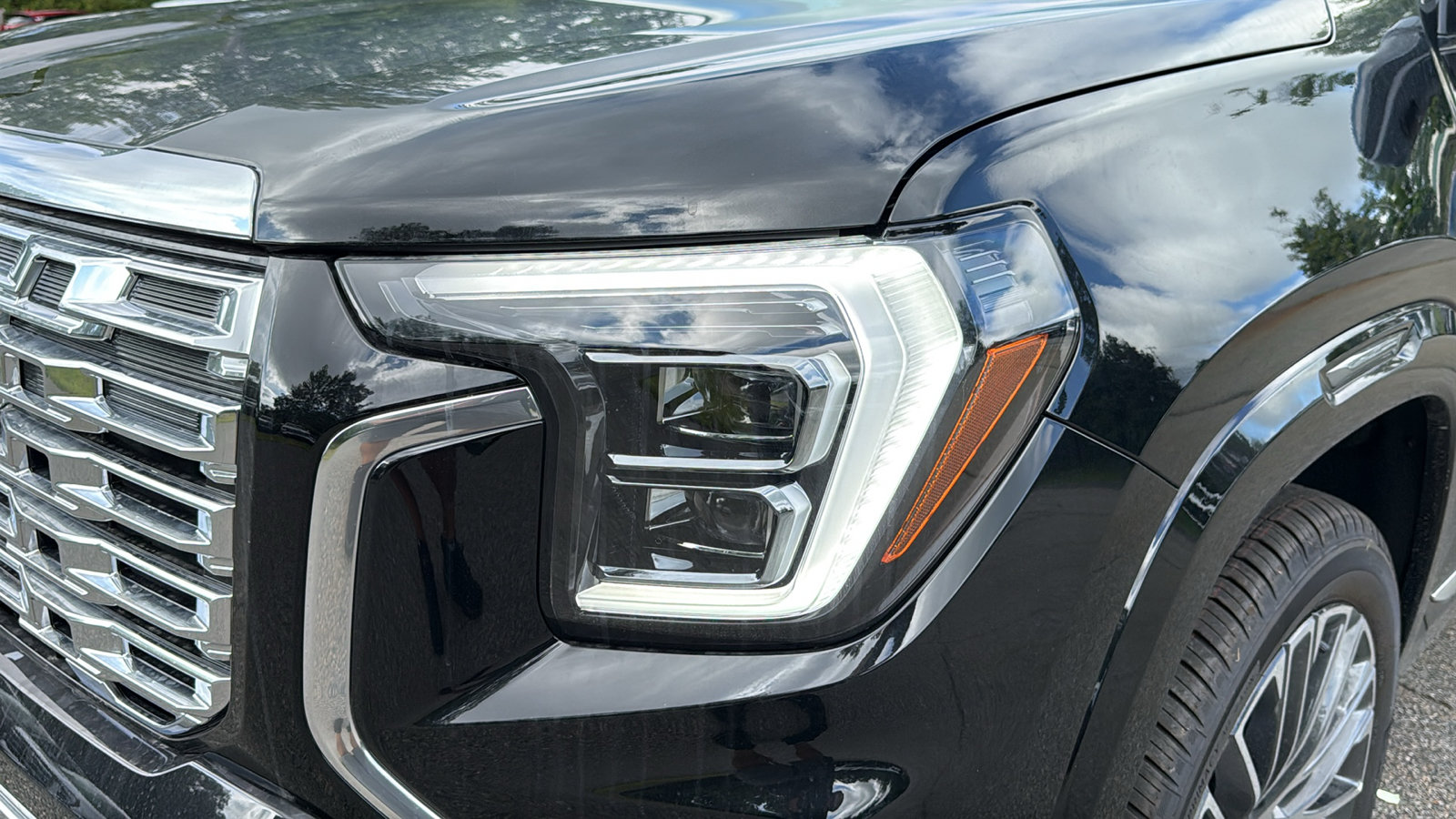New 2027 GMC Terrain Denali w/ LPO, Black Badging Package AWD/4WD image 4