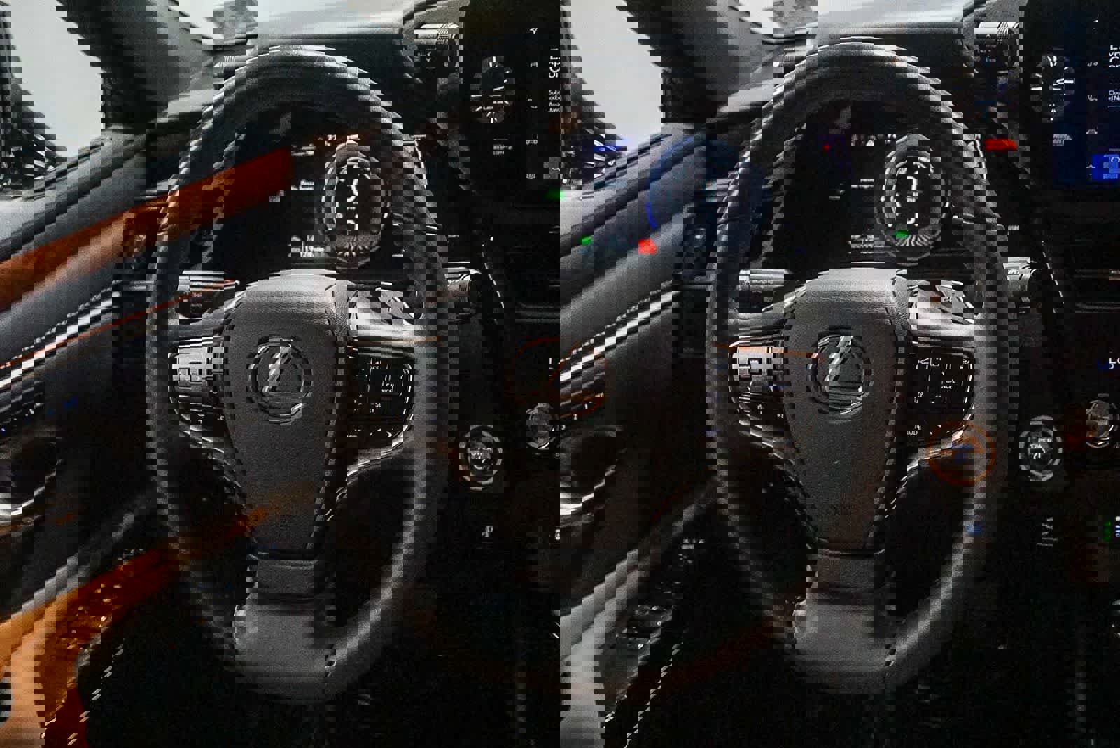 Used 2025 Lexus ES 300h w/ Premium Package image 16