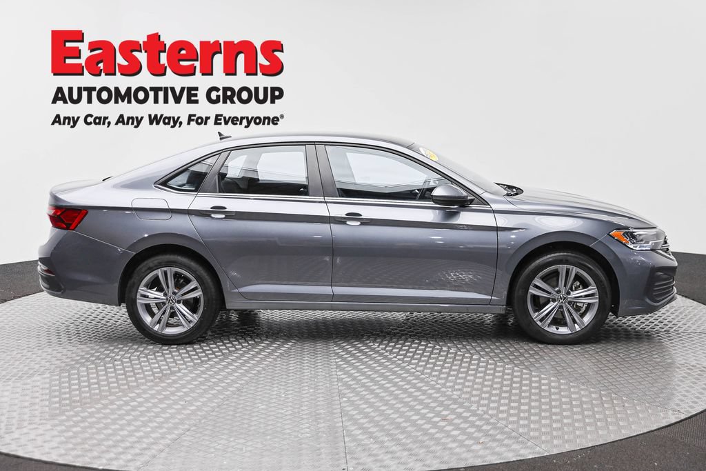 Used 2024 Volkswagen Jetta SE FWD image 5