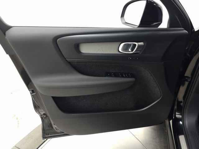 Certified 2025 Volvo XC40 B5 Core image 16