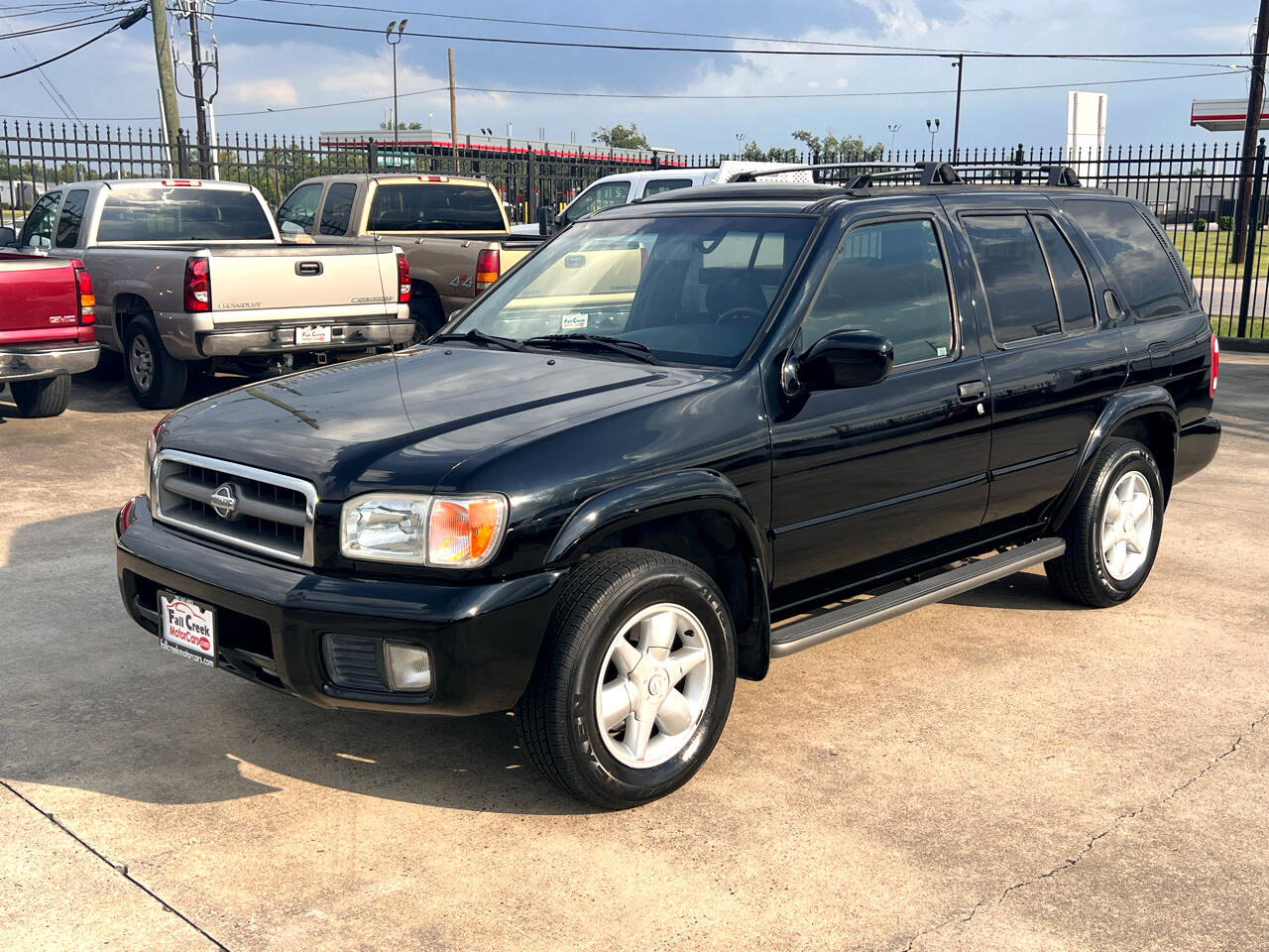 Used 2001 Nissan Pathfinder LE image 2