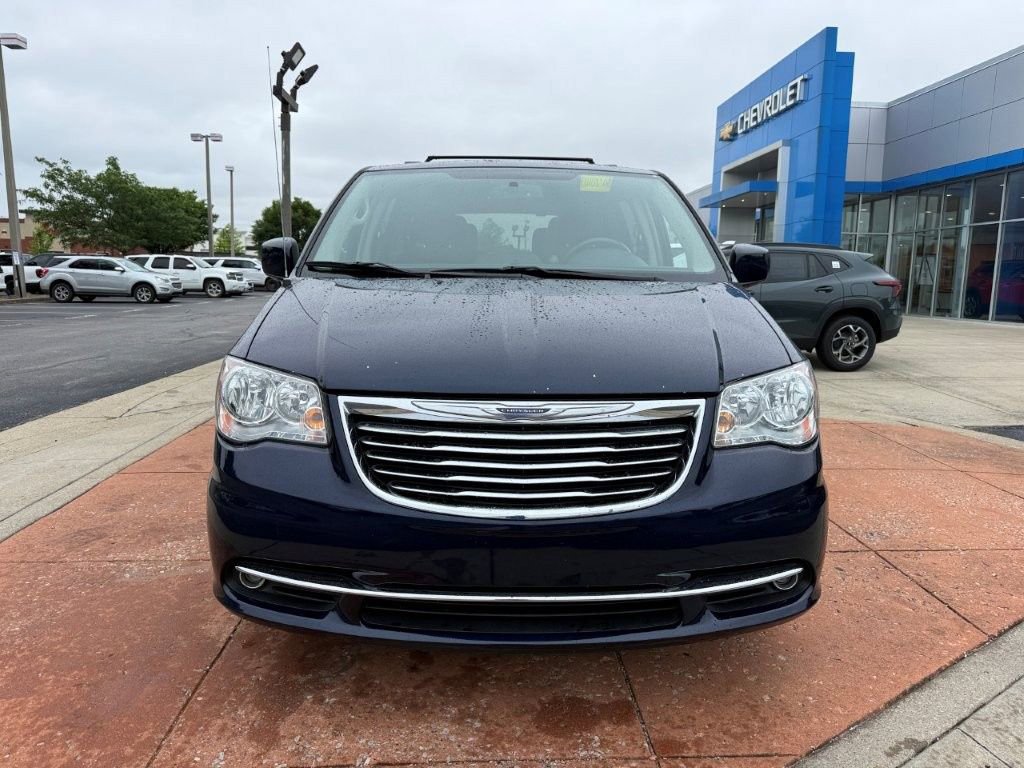 Used 2013 Chrysler Town & Country Touring FWD image 2