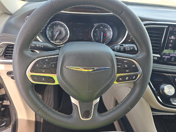 Used 2023 Chrysler Pacifica Limited FWD image 10
