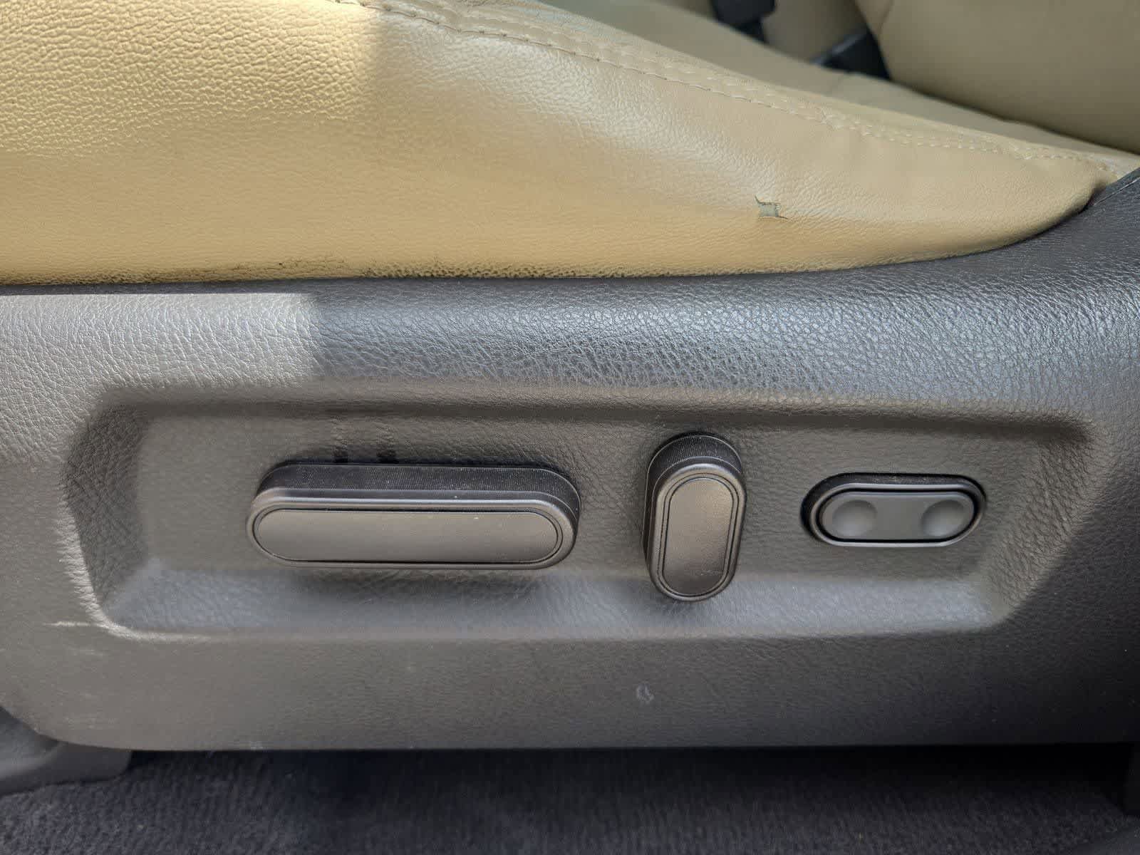 Used 2012 Hyundai Santa Fe Limited FWD image 16