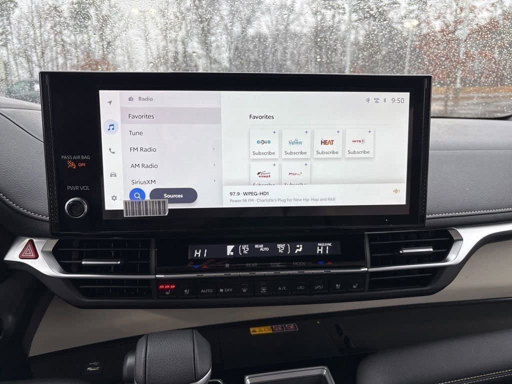 Used 2025 Toyota Sienna Limited image 25