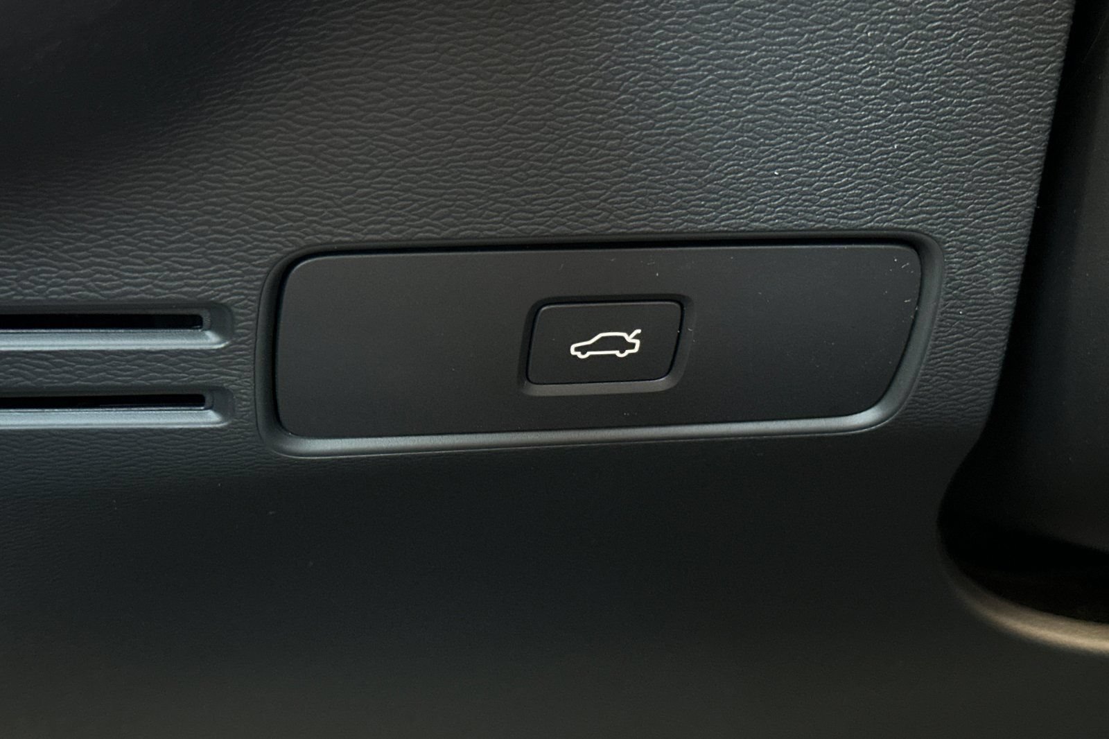 Certified 2026 Volvo XC40 B4 Core w/ Climate Package FWD image 31