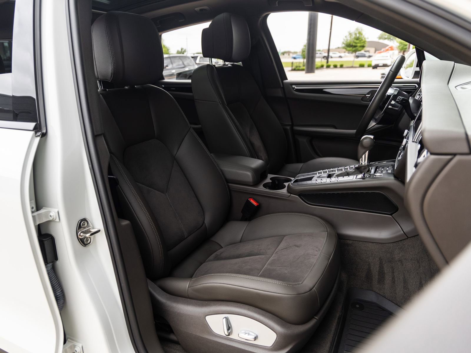 Certified 2021 Porsche Macan AWD/4WD image 44