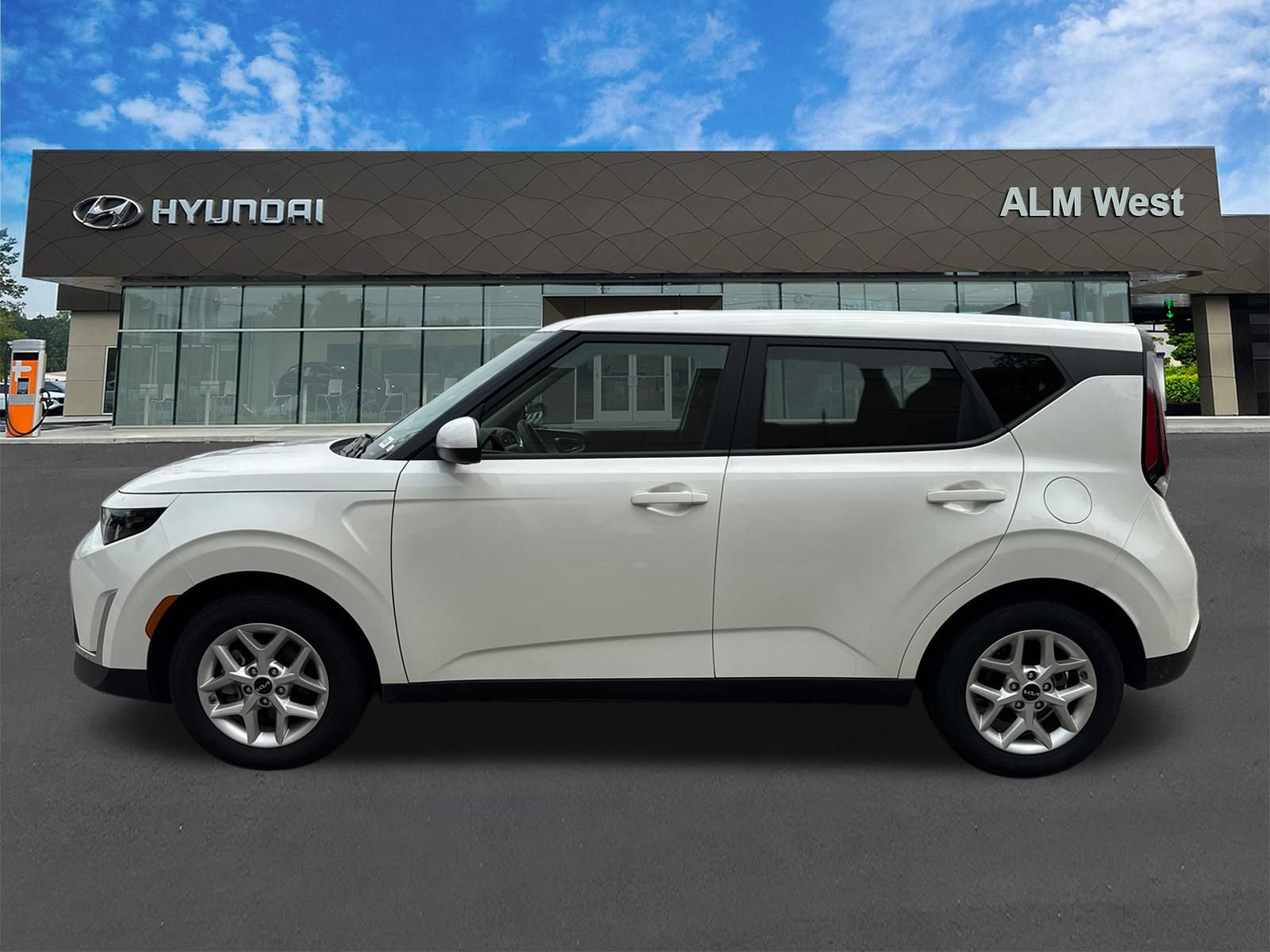 Used 2025 Kia Soul LX w/ LX Technology Package FWD image 8