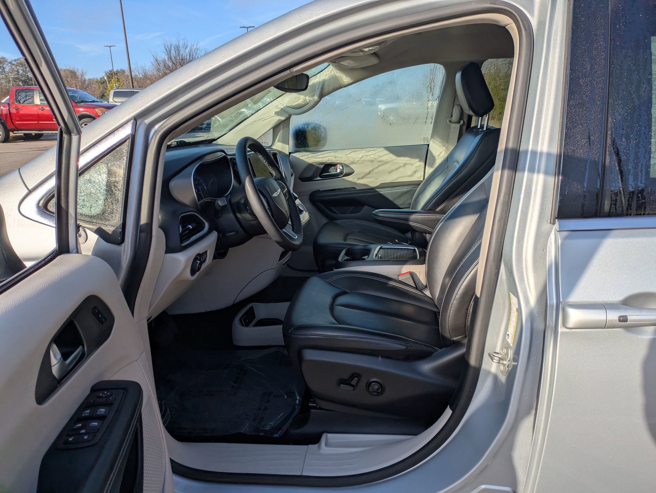 Used 2023 Chrysler Pacifica Touring-L image 11