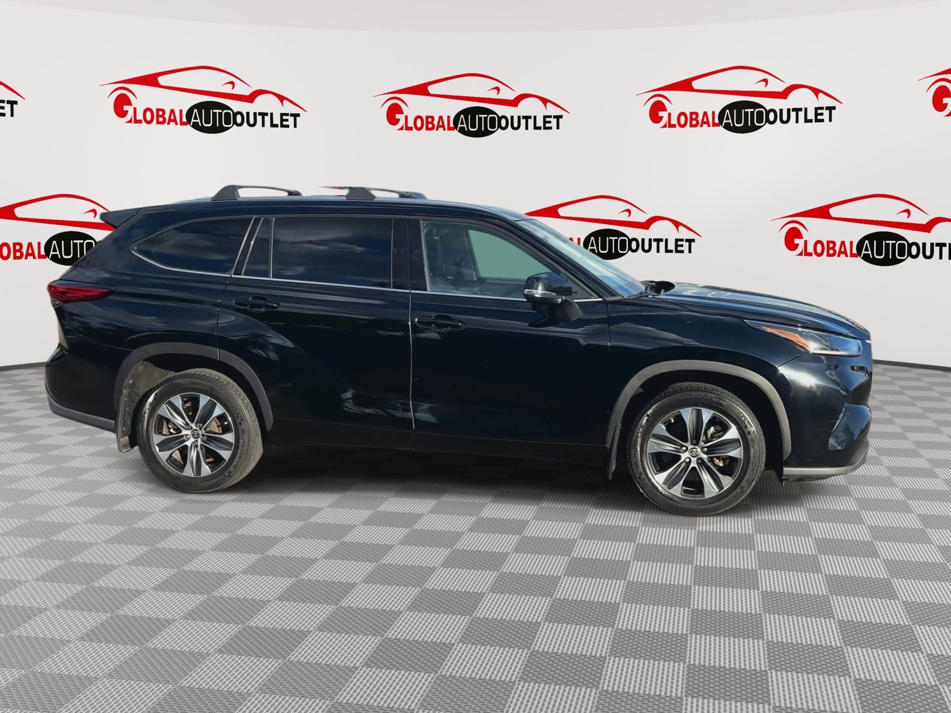 Used 2021 Toyota Highlander XLE AWD/4WD image 9