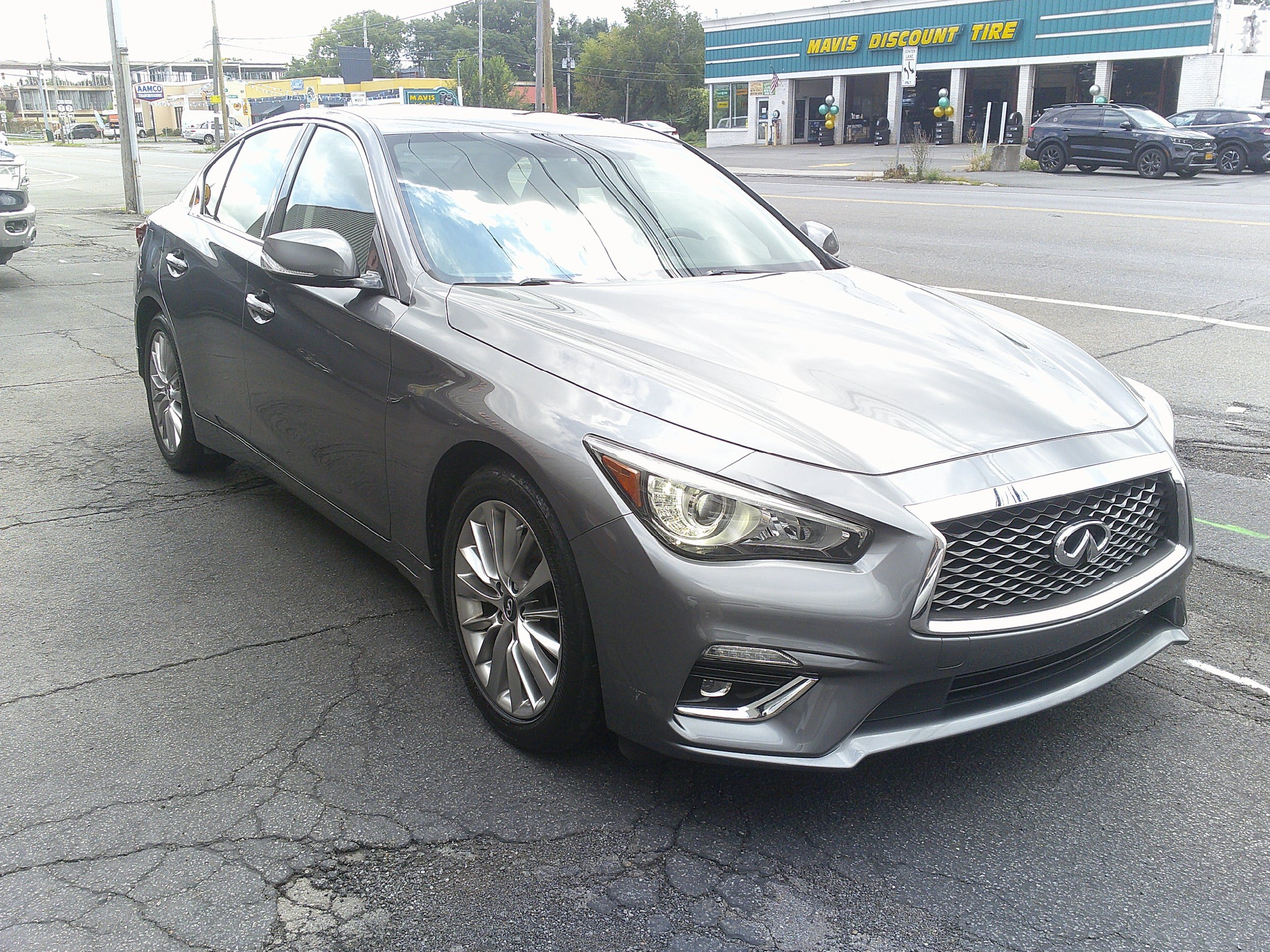 Used 2019 INFINITI Q50 Luxe w/ Essential Package (3.0T Luxe) AWD/4WD image 4