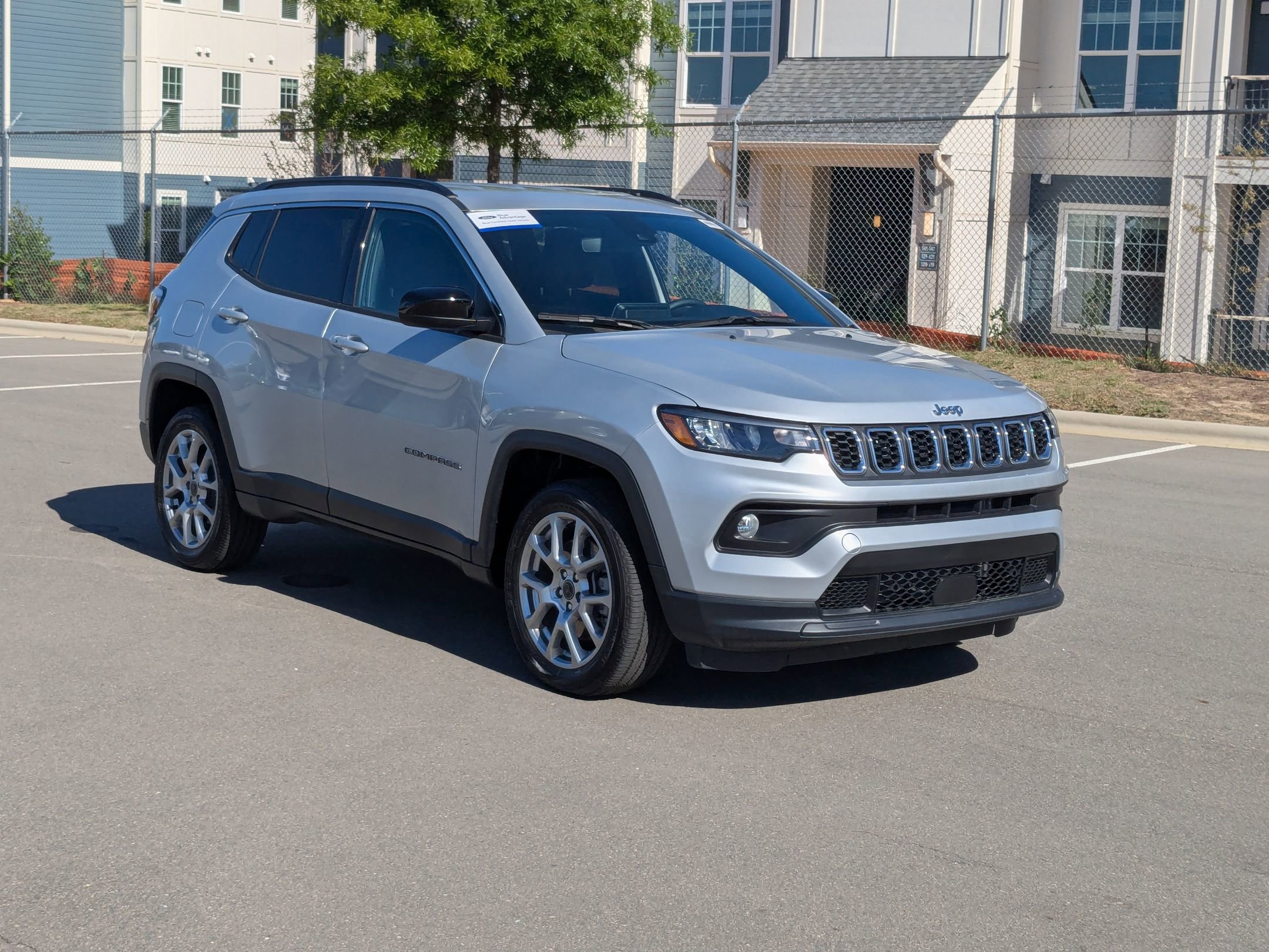 Used 2025 Jeep Compass Latitude image 2