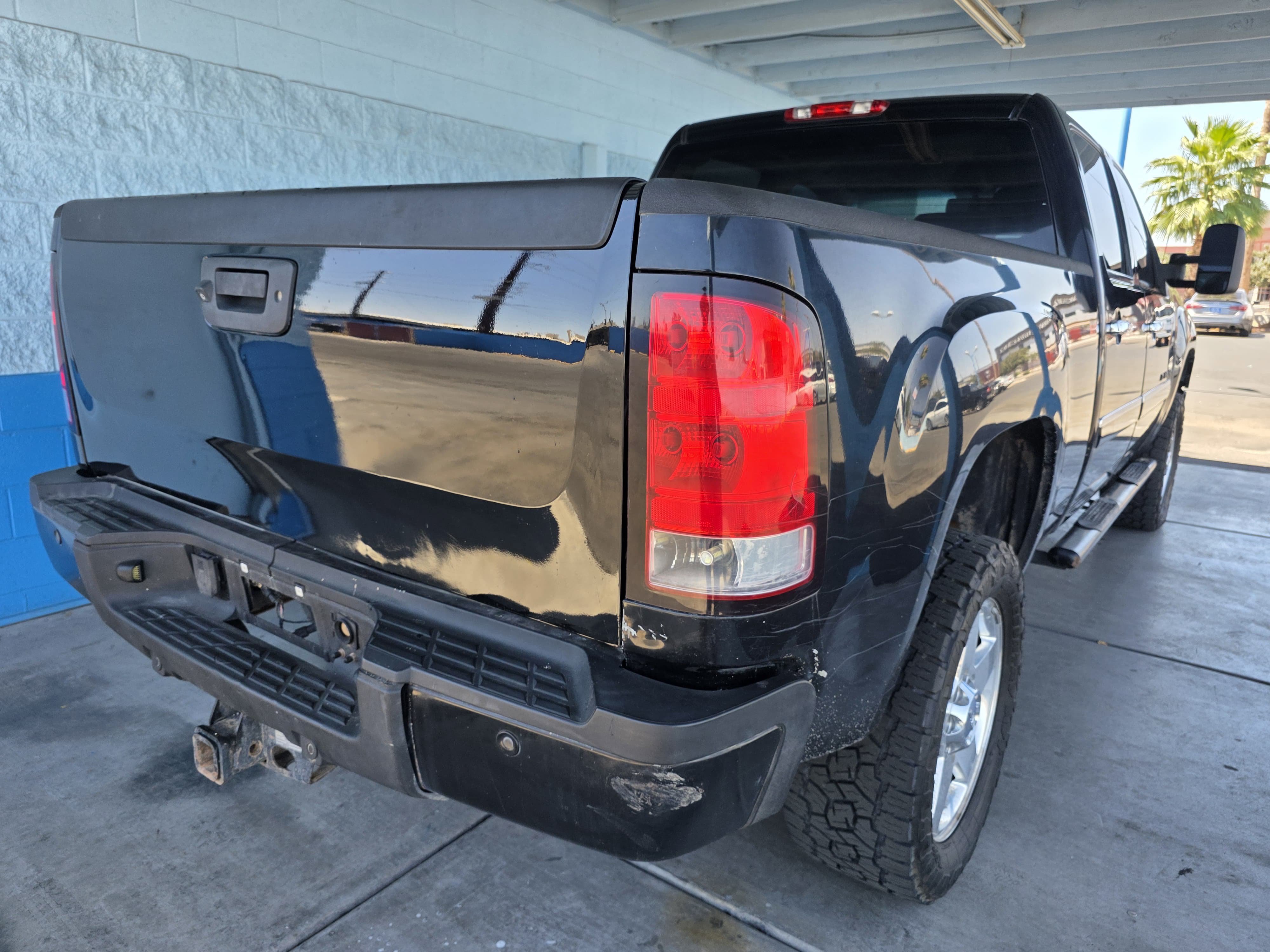 Used 2011 GMC Sierra 2500 Denali w/ Suspension Package, Off-Road AWD/4WD image 2