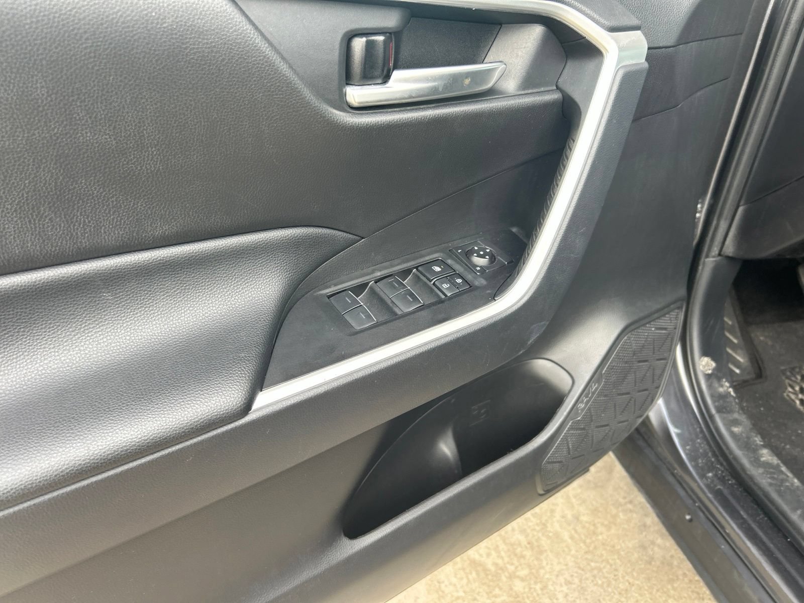 Used 2025 Toyota RAV4 XLE FWD image 19