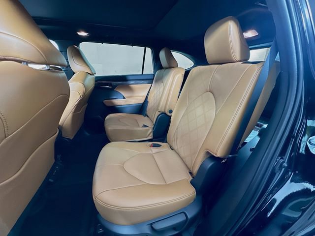 Used 2025 Toyota Highlander Platinum image 27