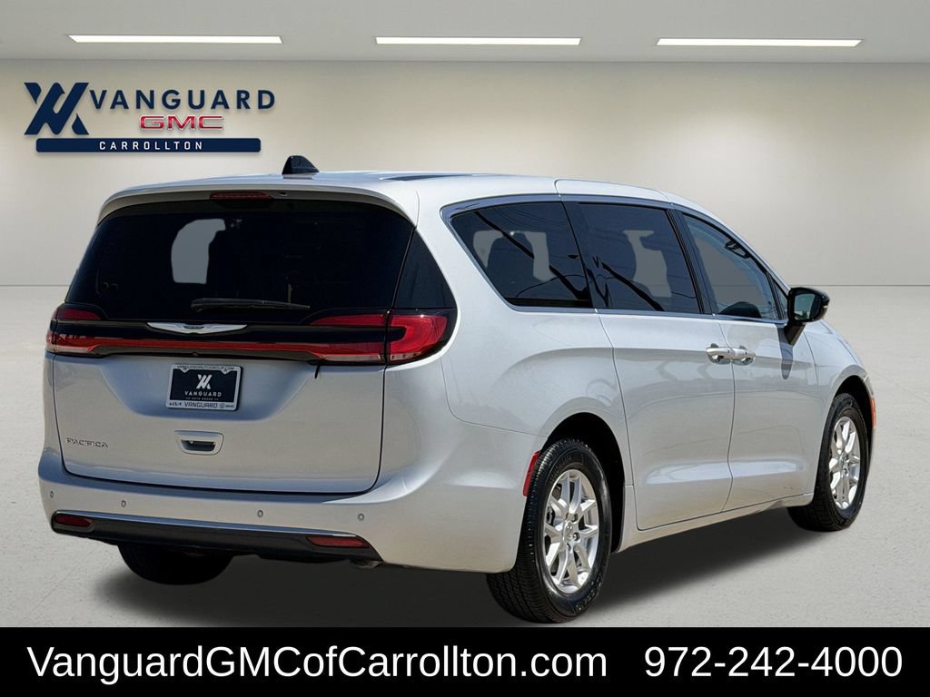 Used 2024 Chrysler Pacifica Touring-L FWD image 9