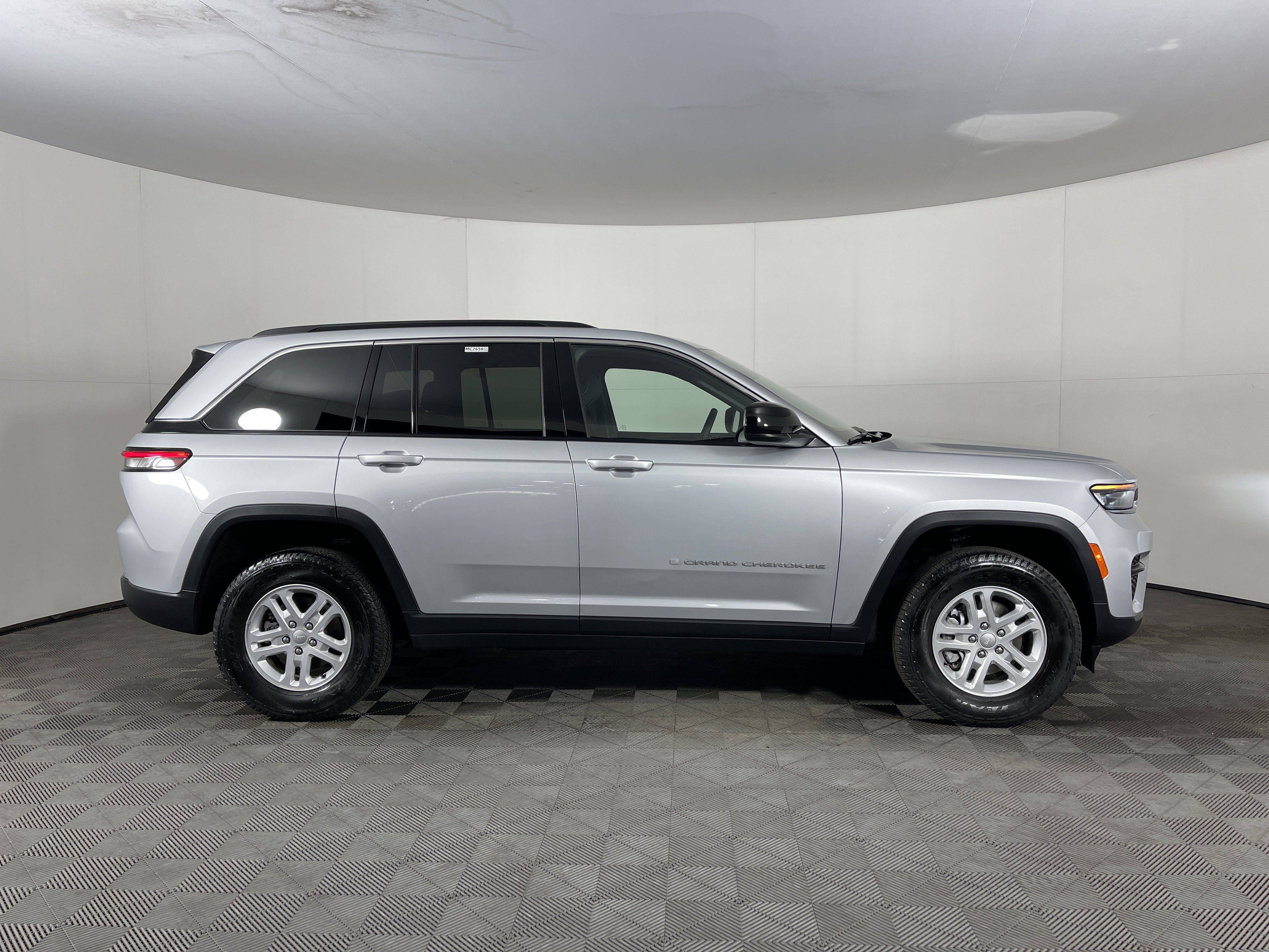 Used 2024 Jeep Grand Cherokee Laredo image 5