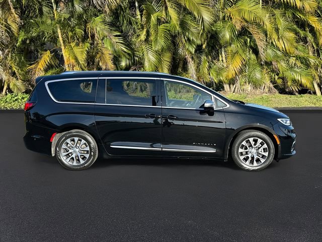 Used 2025 Chrysler Pacifica Pinnacle image 4