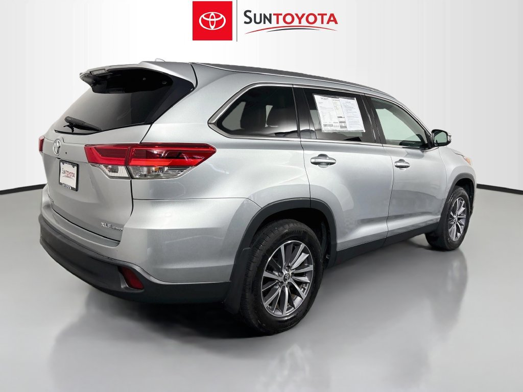 Used 2019 Toyota Highlander XLE AWD/4WD image 3