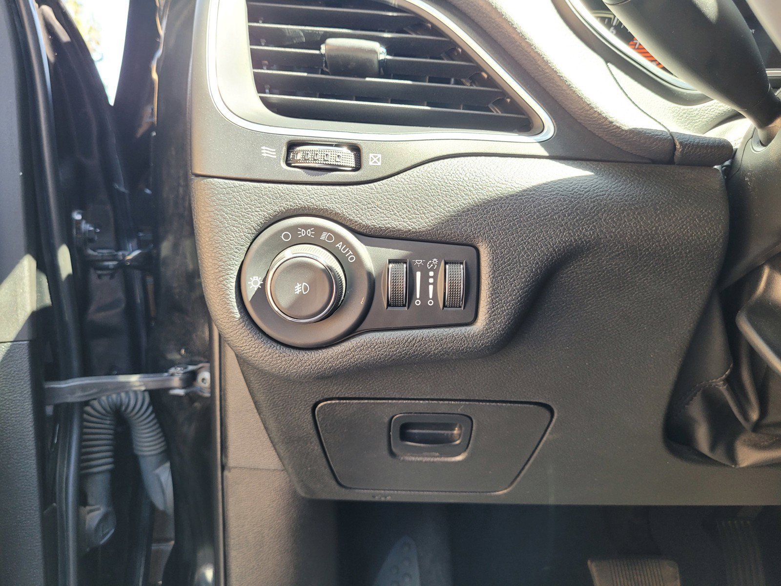 Used 2022 Jeep Cherokee Trailhawk AWD/4WD image 25