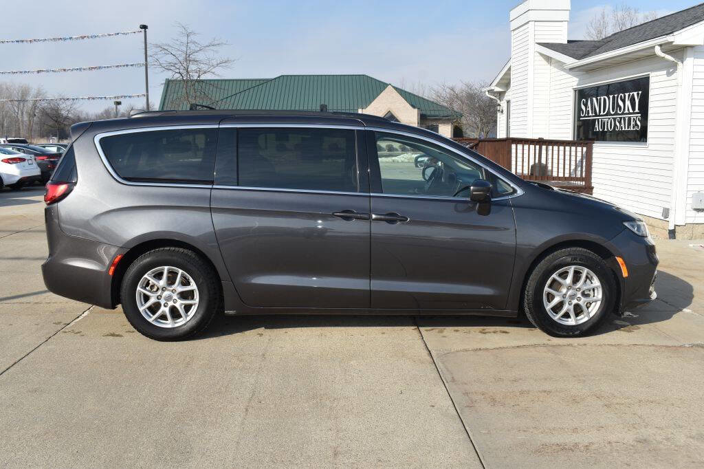 Used 2022 Chrysler Pacifica Touring-L FWD image 2
