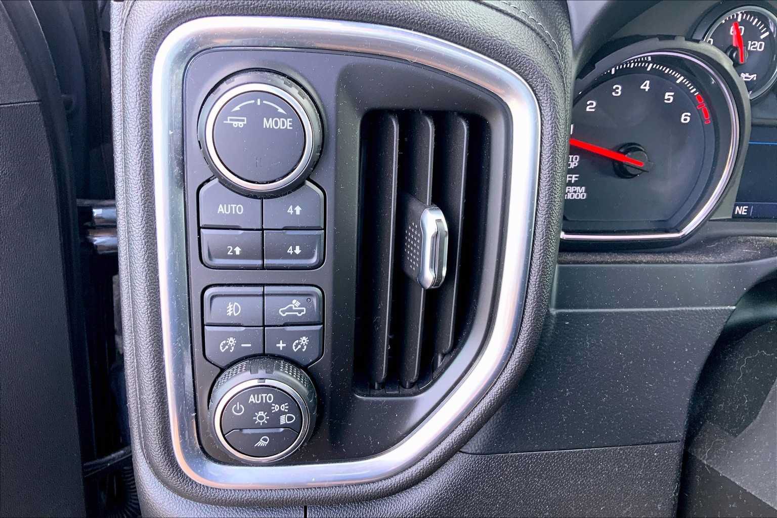Used 2021 Chevrolet Silverado 1500 LT Trail Boss w/ Convenience Package II AWD/4WD image 34