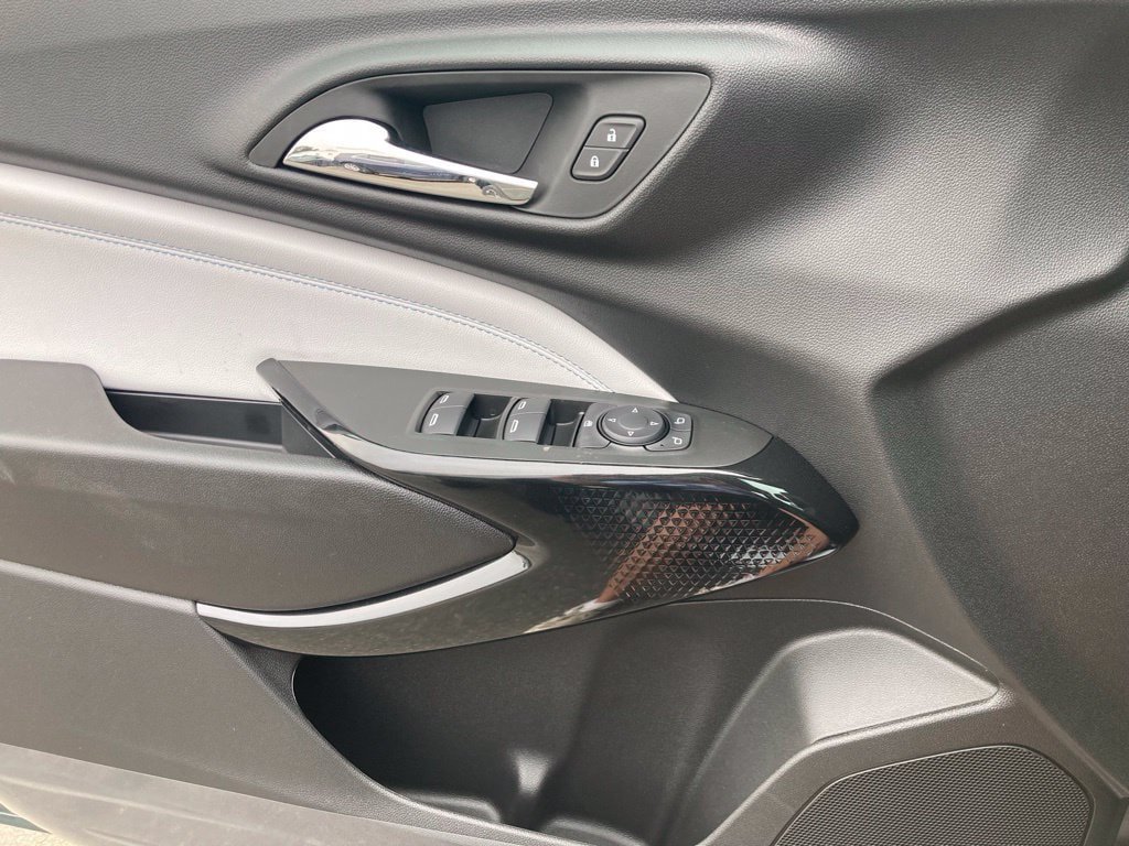 New 2026 Chevrolet Trax LT w/ LT Convenience Package FWD image 18