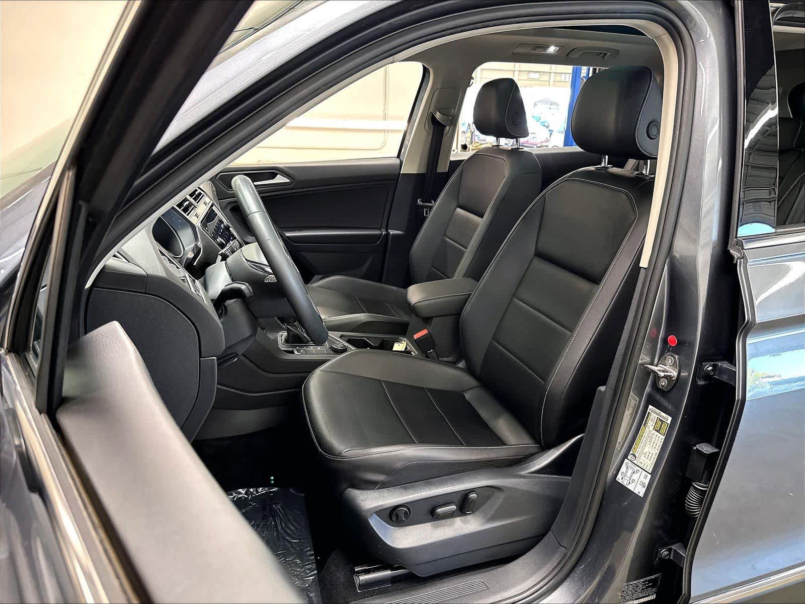 Used 2021 Volkswagen Tiguan SE w/ Panoramic Sunroof Package AWD/4WD image 24