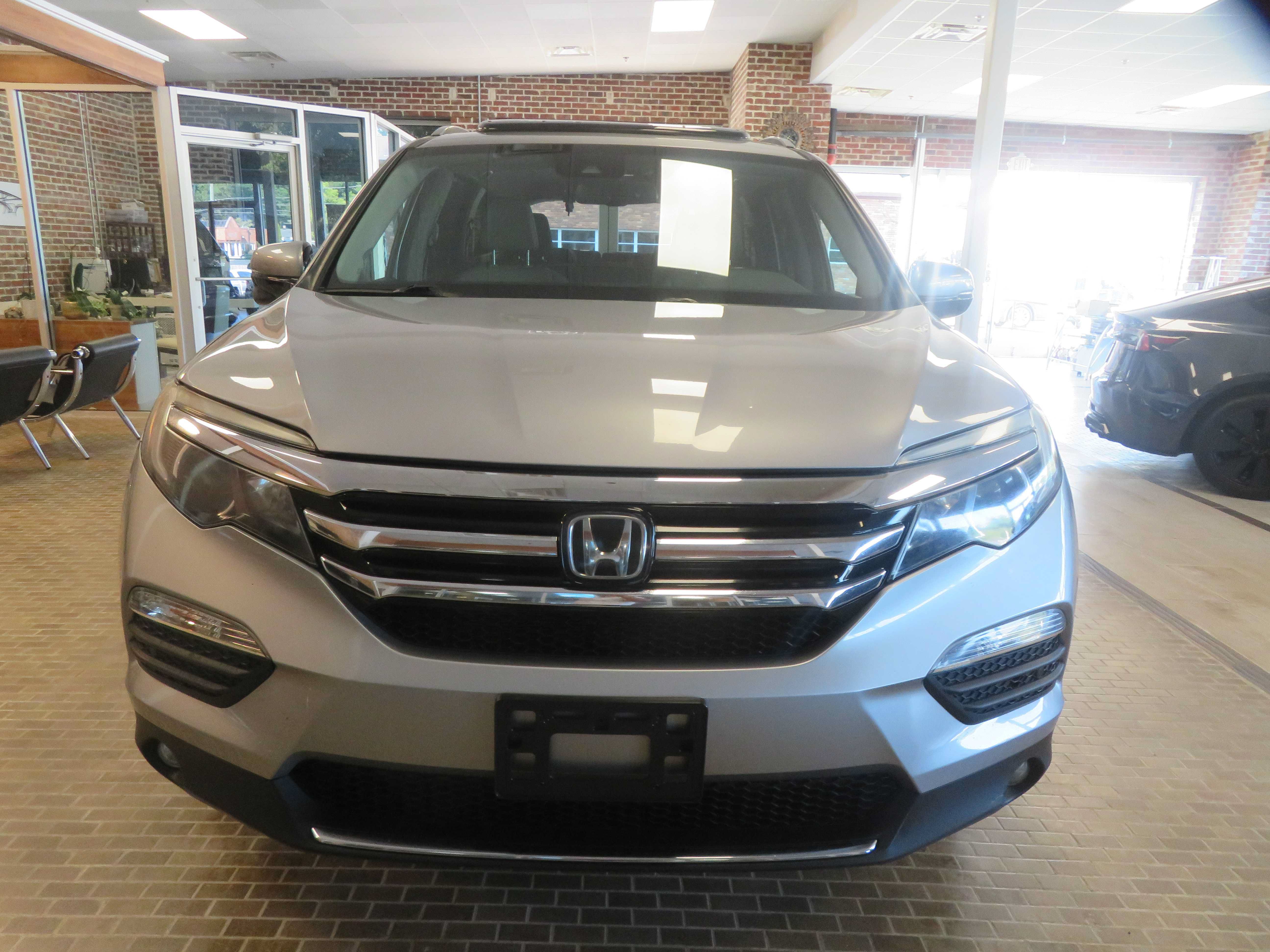 Used 2017 Honda Pilot Touring image 2