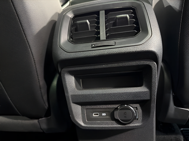 Used 2023 Volkswagen Tiguan SE w/ Panoramic Sunroof Package FWD image 33