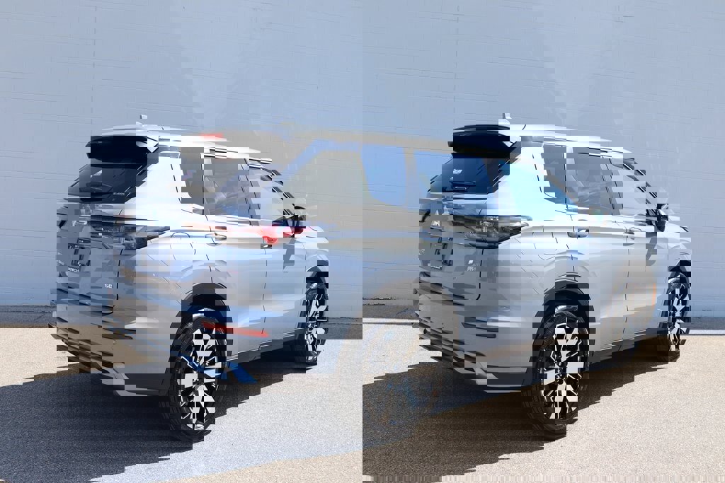 New 2025 Mitsubishi Outlander SE image 36