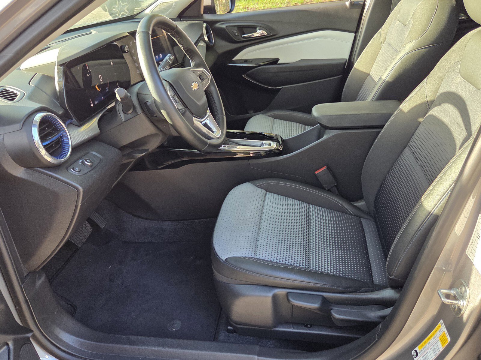 Used 2025 Chevrolet Trax LT w/ LT Convenience Package FWD image 12