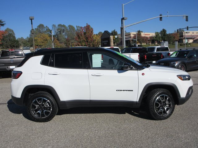 Used 2025 Jeep Compass Trailhawk image 3