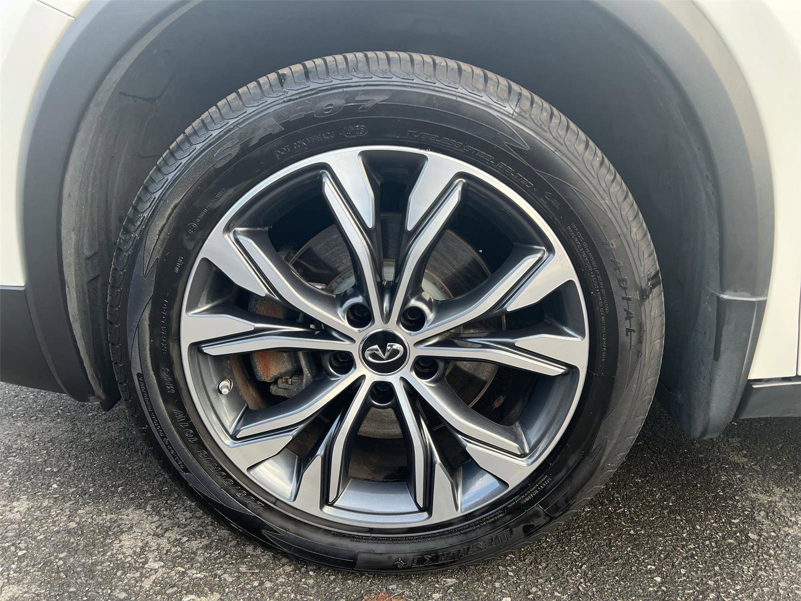 Used 2018 INFINITI QX30 Premium w/ Cargo Package image 9