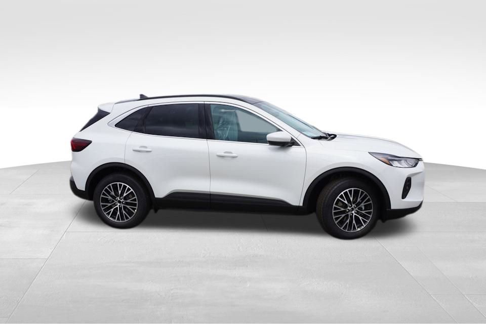 New 2025 Ford Escape SE w/ Class II Trailer Tow Package image 2