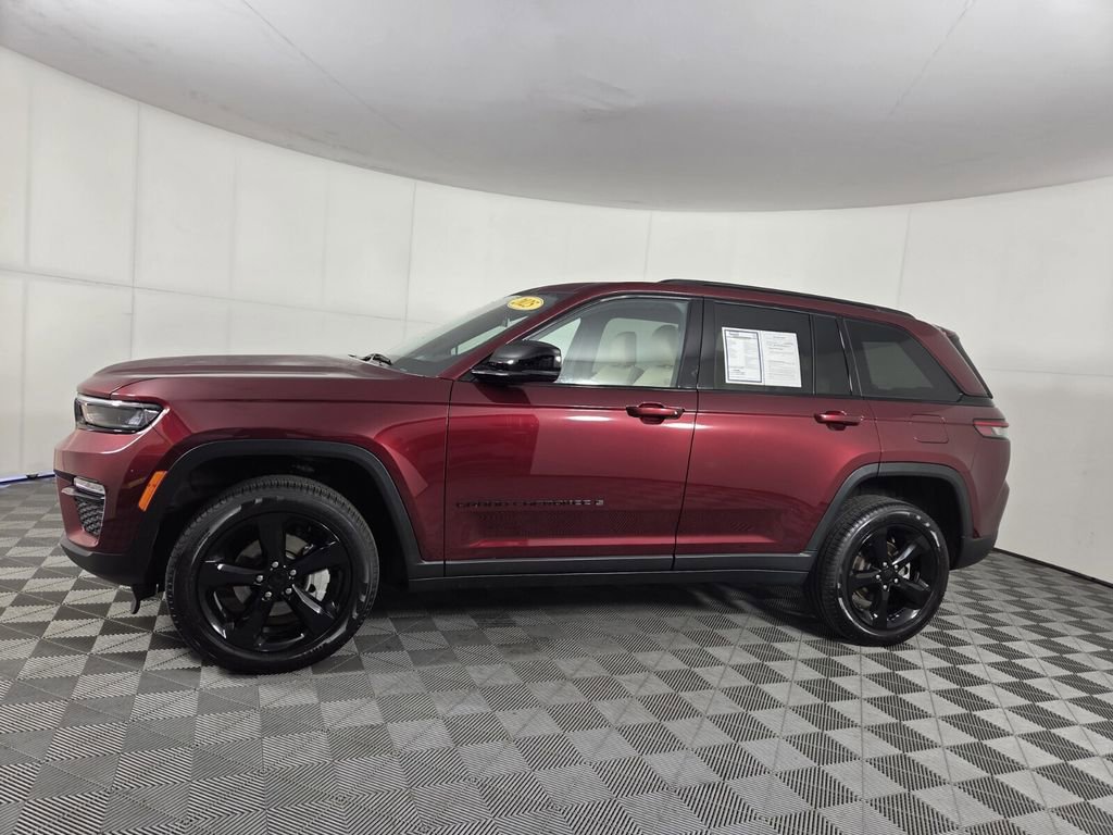 Certified 2025 Jeep Grand Cherokee Limited w/ Black Appearance Package image 9