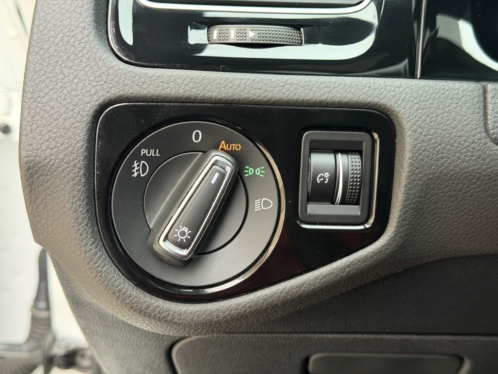 Used 2019 Volkswagen GTI SE w/ SE Experience Package image 30