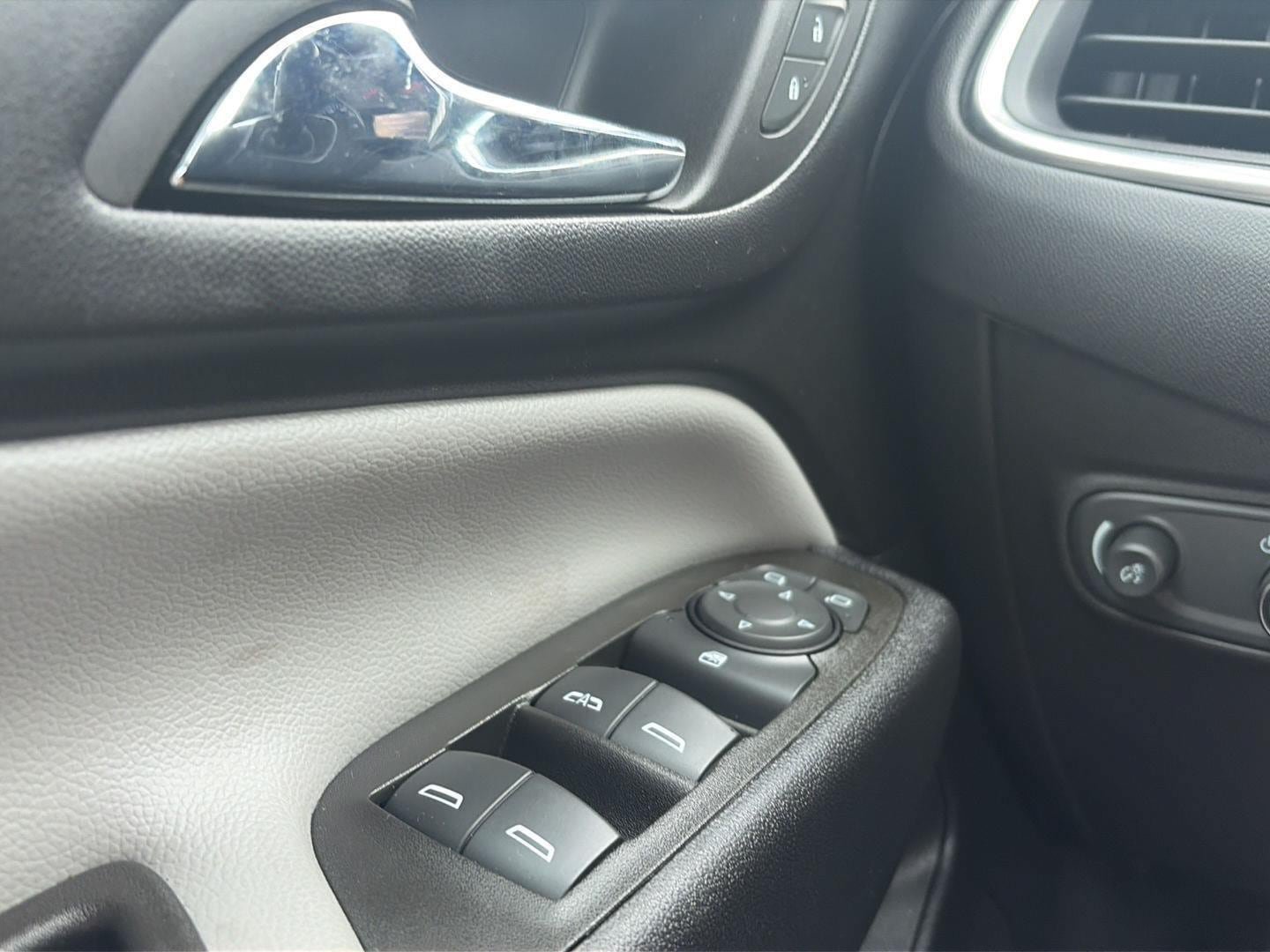 Used 2023 Chevrolet Equinox LS AWD/4WD image 18