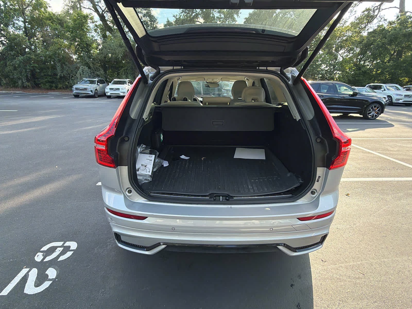 Used 2024 Volvo XC60 B5 Plus w/ Protection Package Premier AWD/4WD image 22