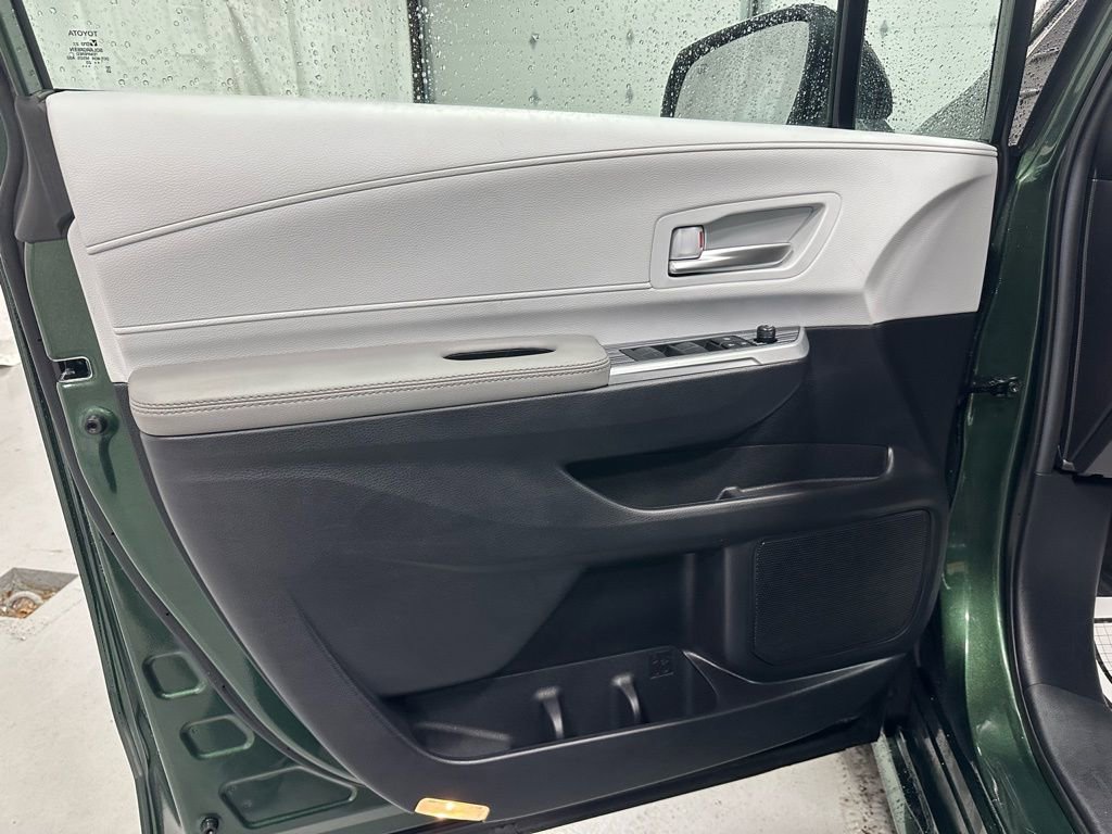 Used 2025 Toyota Sienna XLE image 8